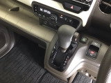 発進時から滑らかに加速する無段階変速のCVTはストップ/ゴーの多い街の中も快適です