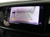 ★リアビューカメラが装備されています。ギアをリバースに入れると車両後方の映像を見ることができます。車両後方の映像とガイドラインを表示し、車庫入れなどの安全確認をサポートします。