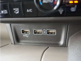 スマートフォンの充電等にも便利なUSB電源ソケット等も使いやすい場所に装備されています。