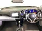 車内は光触媒抗菌消臭施工済です。インパネ周りはスタイリッシュなデザインです。グローブボックスやカップホルダーのほかにトレーなどたくさんの収納スペースが付いています。