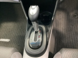 CVT車のセレクトレバーです。低速から高速まで、変速ショックのないスムーズな走りを実現するとともに、エンジン効率のよい領域を維持することで燃費にも貢献します。