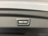 オートマチック・テールゲート・オペレーション  電動オープン、クローズ機能を備えたテールゲートはリモートコントロールキーのボタンの操作、テールゲートのボタンにより開閉が可能です。