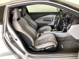 高いサポート性とフィット感を考えたスポーツシートですが、女性でも運転がしやすいようにシートの高さ調整機能(シートリフター)などもついており、ラグジュアリー感も合わせたシートです。