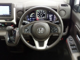 ハンドル左側にはオーディオ操作が出来るオーディオリモートコントロールスイッチ、右側にはHonda SENSINGとオートクルーズコントロールのスイッチを装備!