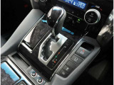 こちらのシフトは、車両にマッチしたデザインになっています!握りやすく、操作し易い配置になっていますので、いつも触れるシフトだからこそ、大切ですね!
