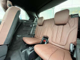 足元まで広々とした後部座席。快適さにこだわっております。疲れにくいと評判のBMWのシートは一度座るとその良さがわかります。