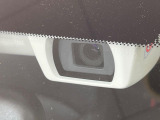 【アイサイトVer3】前方の車両等を検知し、衝突しそうな時は警報で注意を促し、ブレーキを踏む力をサポート。ブレーキを踏めなかった場合は衝突被害軽減ブレーキが作動、衝突回避をサポートします。