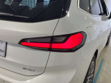 L字型リアコンビランプ:BMWの伝統的なデザインのひとつです。夜間でも誰が見てもBMWとわかる印象的なデザイン。