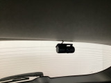 後方にもドライブレコーダーのカメラが付いています。前後両方でお車の周りを監視・記録いたします。