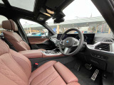 BMWらしい、シンプルですが直感で使いやすい内装デザインです。