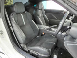 運転席側からの前席ビューです。内装色はブラック系ですので汚れも目立ちにくいです♪