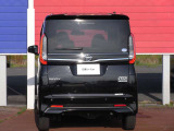 エマージェンシーブレーキ、フロント&バックソナー、インテリジェント LI(車線逸脱防止支援システム)+LDW(車線逸脱警報)、インテリジェント FCW(前方衝突予測警報)、標識検知機能など安全装置が充実!