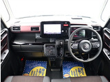 お車選びをお楽しみ頂けるよう、在庫車の展示スペースを十分に確保しております。