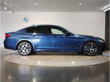 【BMWの伝統-3】BMWのお車は、“駆け抜ける歓び”を体現しております。走行の安定性とコーナリングの良さを追求し、思い通りにハンドルの操作可能です。