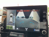エンジンスイッチ(ハイブリッド車はパワースイッチ)がONモードのときに運転席周辺のカメラスイッチを押すと、シフトレバーの位置に応じたパノラミックビューモニター画面がディスプレイに表示されます。