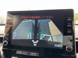 エンジンスイッチ(ハイブリッド車はパワースイッチ)がONモードのときに運転席周辺のカメラスイッチを押すと、シフトレバーの位置に応じたパノラミックビューモニター画面がディスプレイに表示されます。