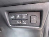 こちらのお車には先進安全装備が多数搭載されています。衝突被害を回避あるいは軽減するためのブレーキや、後方死角からの接近警報、車線逸脱を防止する警報装置など、詳しくはスタッフまでお尋ねください。
