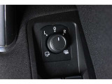 狭い場所も苦になりません。電動格納ドアミラー装備。