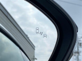 【ブラインドスポットモニタ】レーダーにより隣車線の車両を検知。車両を検知した側の表示灯が点灯。車両を検知している側に車線変更をしようとした場合、ブザーと表示で危険をお知らせします。//