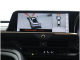 サイドクリアランスビュー表示中に、旋回時の運転操作に合わせて自動で車両を斜め後方から見たような映像を表示。
