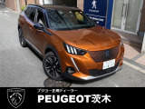 ライオンの鉤爪と牙をモチーフとしたデイタイムライトを採用。電気自動車専用のボディ同色グリル