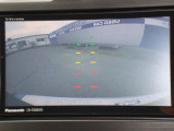 バックカメラによる後方映像。ガイドラインによって後方の距離感も掴みやすくなっています。バック駐車も安心して行っていただけます。