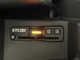 【純正ビルトインETC2.0(DSRC/ITSスポット)】ETCカードを挿入すれば料金所はノンストップで通過できます。ETC限定の割引や、高速道路の情報提供サービスを利用できます。