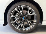 BMWの純正アロイホイールは軽量かつ強度にも優れているホイールで走行性能を引き上げる設計になっております。足元にもBMWは妥協がなくこだわっている個所になります。