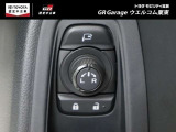 便利な電動格納ドアミラーも装備しております。駐車時にボタン一つで折り畳む事が出来るので便利ですよ。