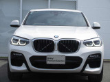 BMWと言えば特徴的なキドニーグリル。ダイナミックなフロントマスクを演出します。