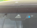 【トヨタセーフティセンス】走行中に前方の車両等を認識し、衝突しそうな時は警報とブレーキで衝突回避と被害軽減をアシスト。より安全にドライブをお楽しみいただけます。
