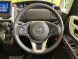 インテリアに合わせたデザインのステアリングは、運転される方のことも考え、運転しやすい形状、大きさです。是非一度、実際に触ってお確かめください。