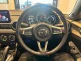 細く見えるハンドルですが、しっかりと握れるデザインになりますので、楽に運転が可能です。