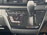 タッチパネル式のオートエアコンで車内はいつでも快適空間です♪ついでにお掃除も楽々です♪
