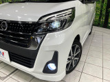【LEDヘッドライト】悪天候や夜間走行時も良好な視界を確保し安心して運転できる高輝度LEDヘッドライトを装備!点灯速度が早く、消費電力も抑えられています。