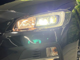 【LEDヘッドライト】悪天候や夜間走行時も良好な視界を確保し安心して運転できる高輝度LEDヘッドライトを装備!点灯速度が早く、消費電力も抑えられています。