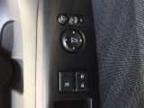 狭い駐車場で便利な電動格納ドアミラーが付いています。