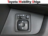 便利な電動格納ドアミラーも装備しております。駐車時にボタン一つで折り畳む事が出来るので便利ですよ。