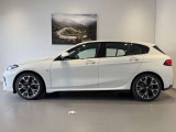 BMWではロングホイールベースの採用をしており、すべての車種に適用され、走行中の安定感の向上されております。また室内空間の広さにも貢献しております。