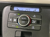 【オートエアコン】一度お好みの温度に設定すれば、車内の温度を検知し風量や温度を自動で調整。暑い…寒い…と何度もスイッチ操作をする必要はありません。快適な車内空間には必須の機能ですね♪