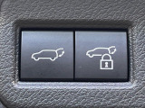 【パワーバックドア】スマートキーや運転席のボタンを押すだけでリアゲートが自動で開閉します!荷物を持っている時や、高い位置にあるバックドアを閉める際に便利な機能です♪
