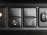 オートマチックハイビームとは、先行車や対向車のライトを認識し、ハイビームとロービームを自動で切り替える機能です。夜道の視界を確保します。詳細は販売店スタッフまでおたずねください。