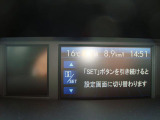 ナビ上部にあるディスプレイで、時計や温度計、X-MODEの使用状況などを確認できます。