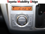 お好み温度に設定すると自動で調整してくれるオ-トエアコン装着車です。