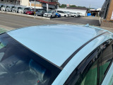 目立つキズ凹み等はありませんが、中古車という商品の特性ルーフには子キズや塗装しみがあります