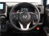 【Honda SENSING】 カメラ等装置で精度の高い検知能力を発揮、安全運転を支援します。ステアリング上のコントローラーに注目!