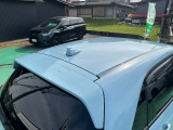 目立つキズ凹み等はありませんが、中古車という商品の特性ルーフには子キズや塗装しみがあります