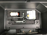 収納スペースの下には、車載工具とパンク修理キットが収納されています。