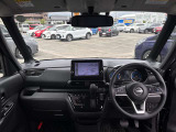 フロントガラスが大きいので、視界が広く感じられます!安心して運転することができますね!