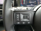 運転走行も画面に触れることなく手元操作が可能な便利なハンドルリモコン